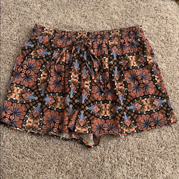 Floral patterned stretchy shorts! - Picture 1 of 2